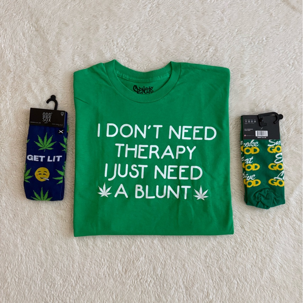 Men’s Graphic T-Shirt & Socks Bundle, 1 Tee & 2 Pairs of Socks, NEW